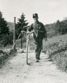 Facteur de la poste des Prés-dʼOrvin (années 40)